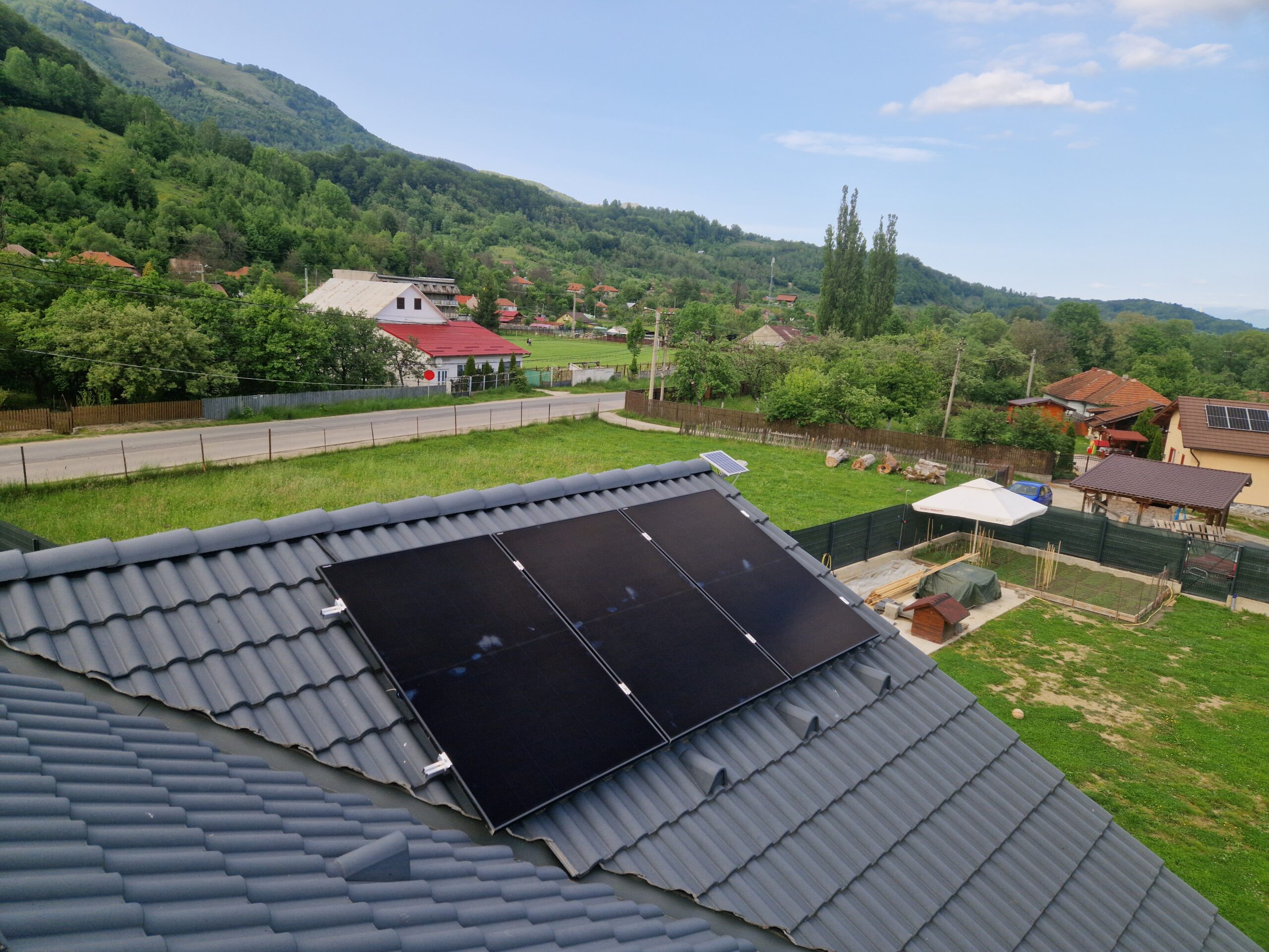 Sistem Fotovoltaic On-Grid Trifazat 8.01 kW Autonomie Energetică în Uricani, Hunedoara