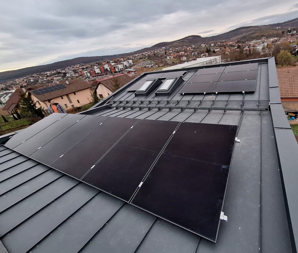 Instalare Sistem Fotovoltaic Trifazat Hibrid 6.67 kW cu Stocare în Livezeni - Mureș